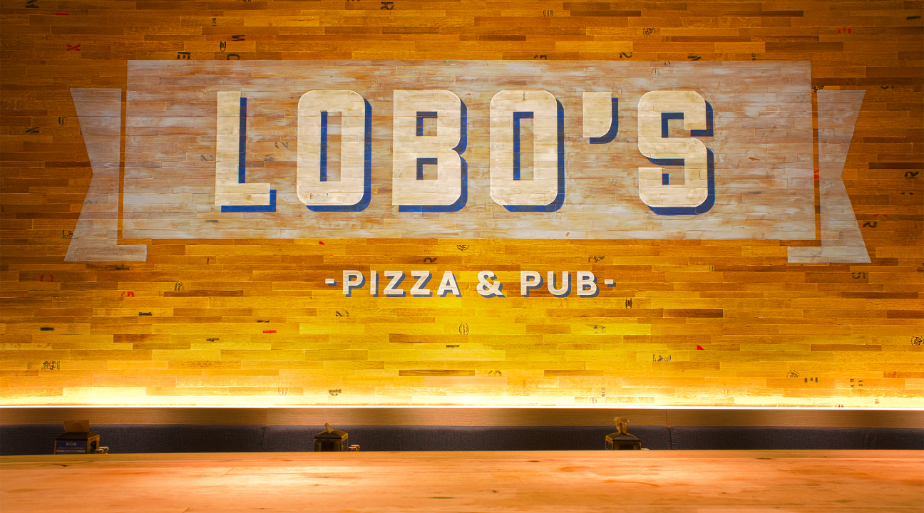 Lobo's pizza and pub sign