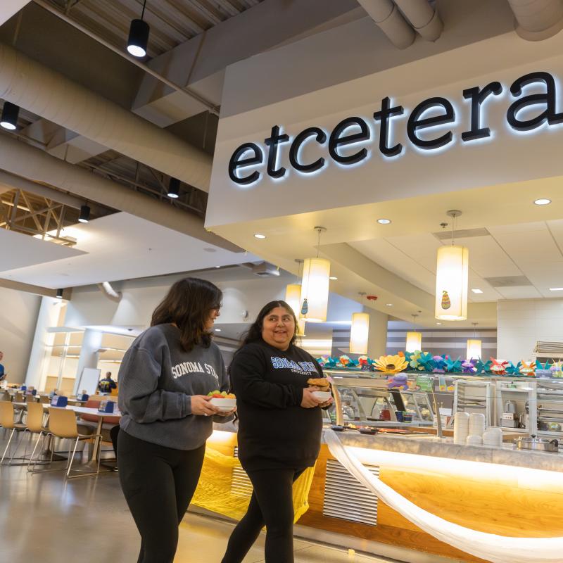 students getting food at Etcetera