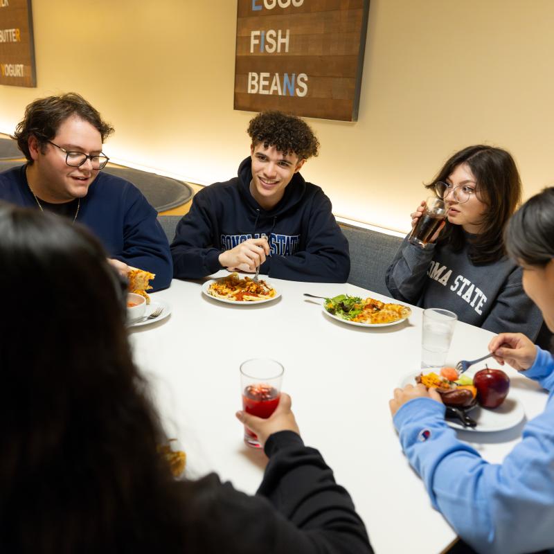 Students eatting lunch at a booth