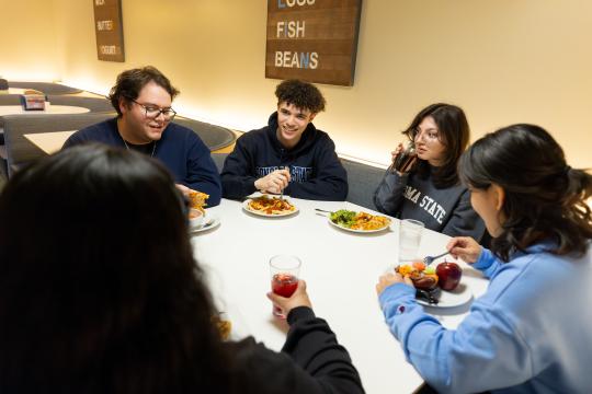 Students eatting lunch at a booth