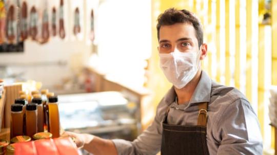 Employee wearing mask 